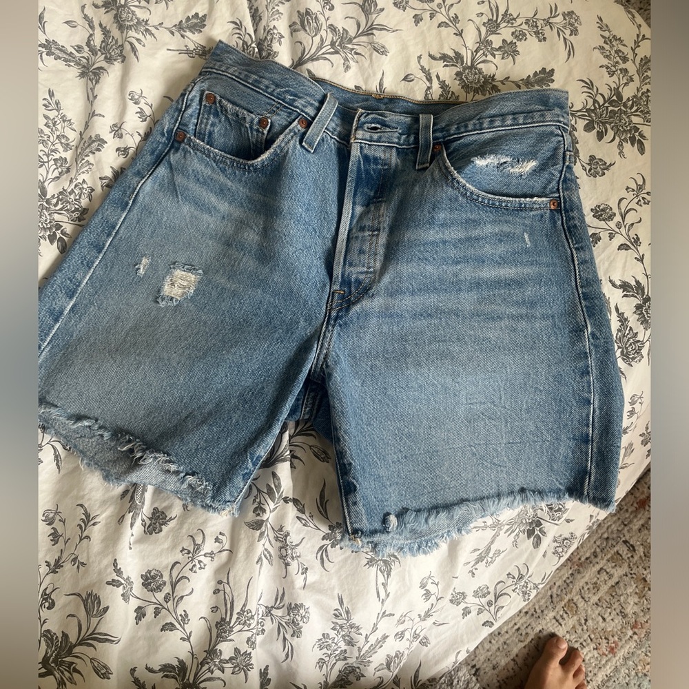 Levis Mid thigh shorts size 28